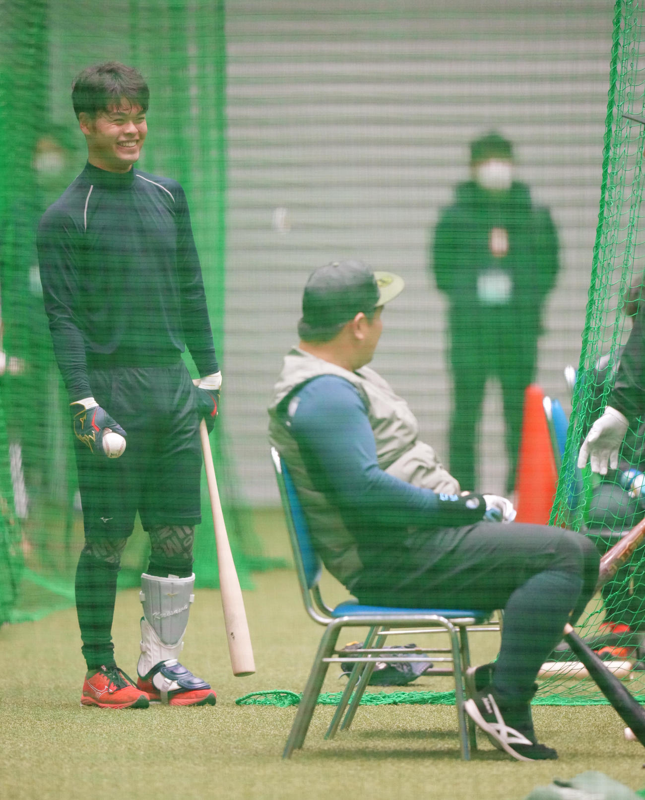 自主トレをする西武育成4位の是沢は、中村（右）にあいさつする（撮影・菅敏）