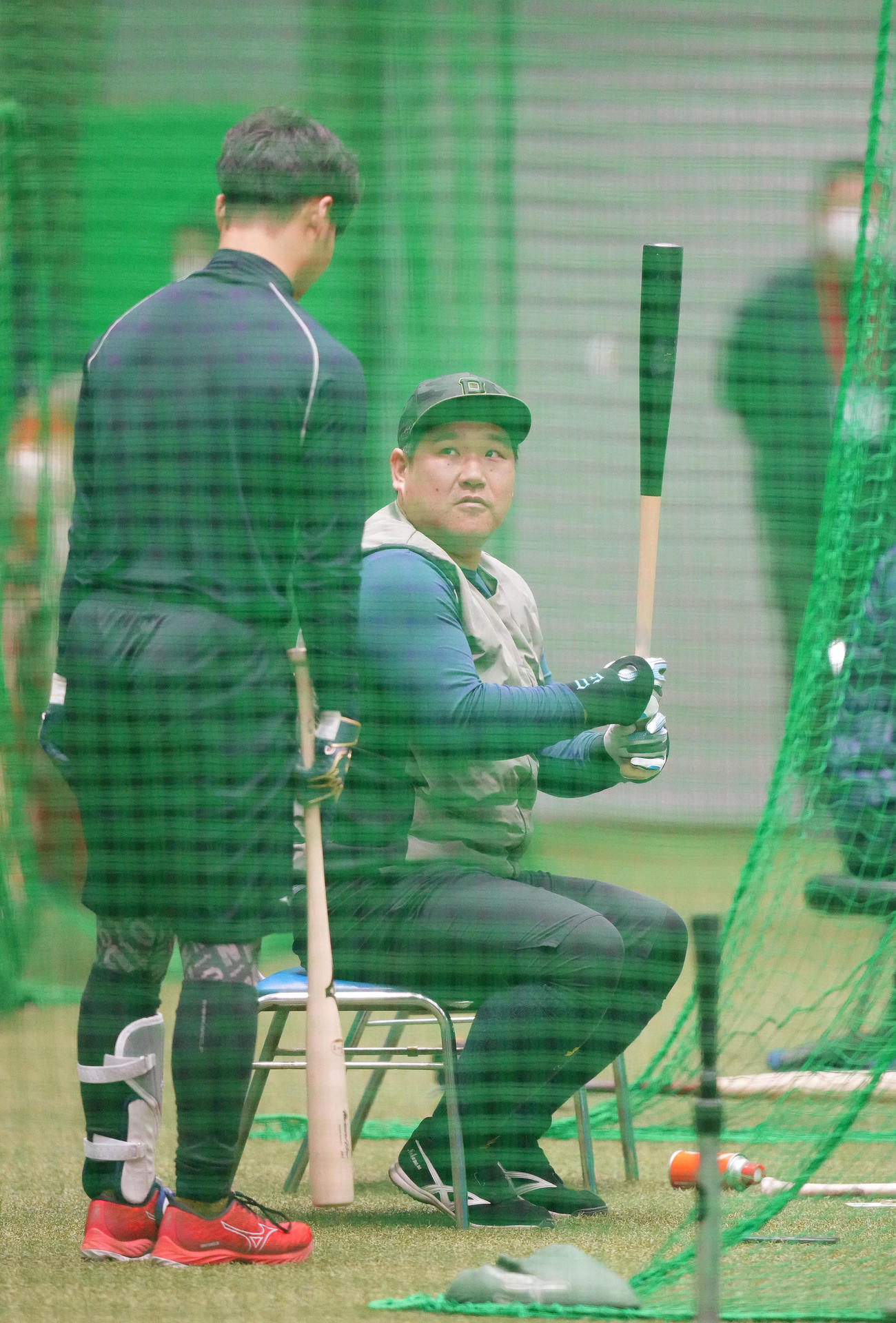 自主トレで育成4位の是沢（左）にアドバイスをする西武中村（撮影・菅敏）