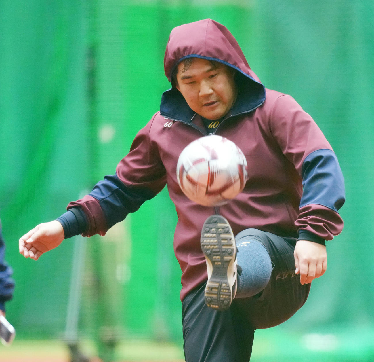自主トレでサッカーをする西武中村（撮影・菅敏）