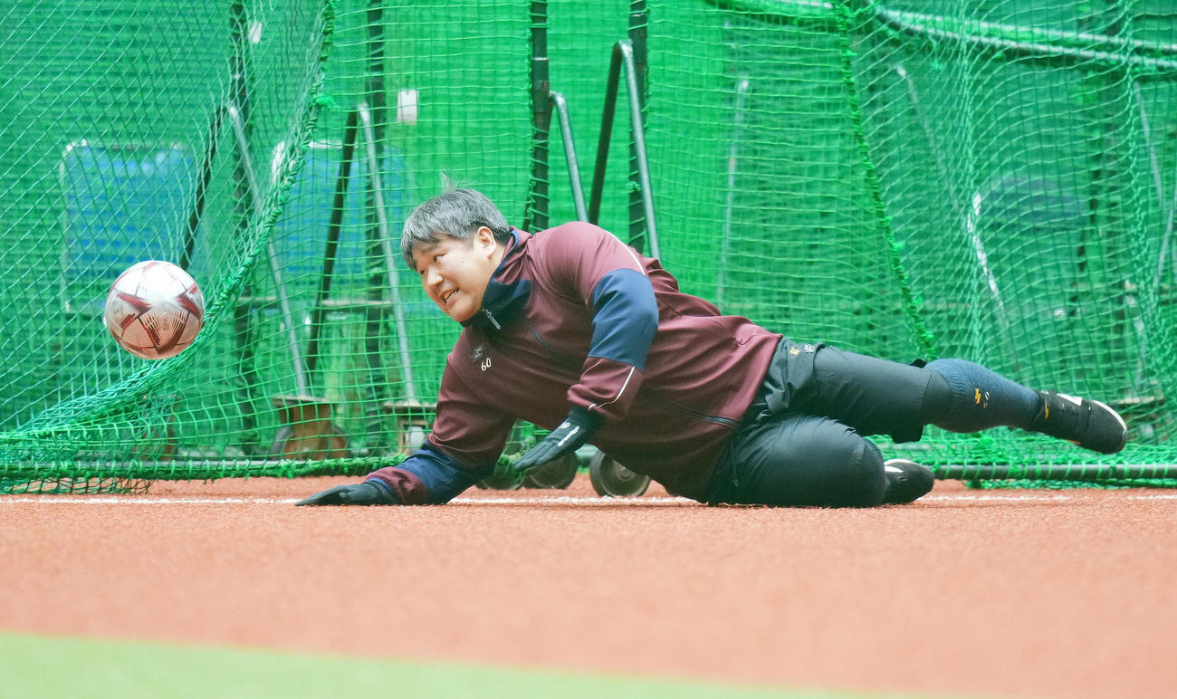 自主トレでサッカーをする西武中村（撮影・菅敏）