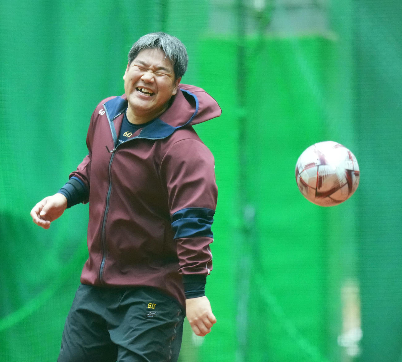 自主トレでサッカーをする西武中村（撮影・菅敏）