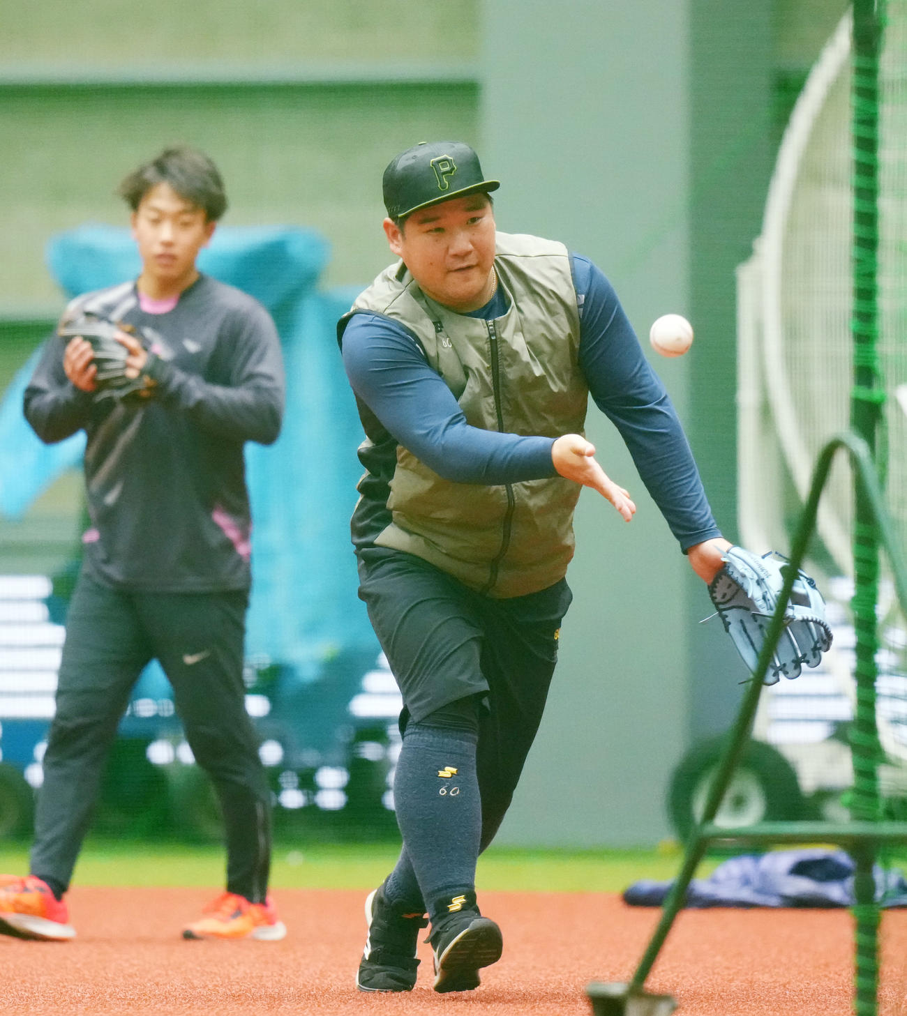自主トレを公開する西武中村（手前）（撮影・菅敏）