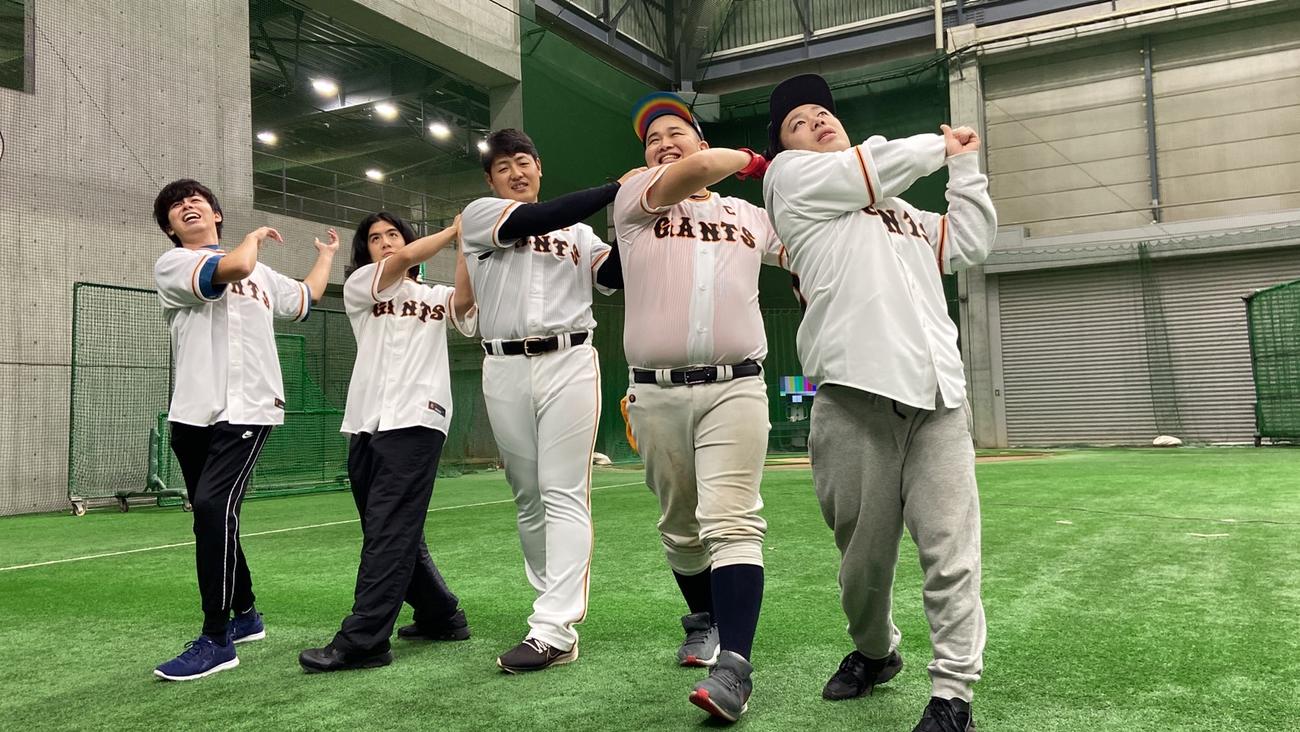 人気ユーチューバーグループ「フィッシャーズ」とコラボレーションした巨人岡本和（中央）（撮影・小早川宗一郎）
