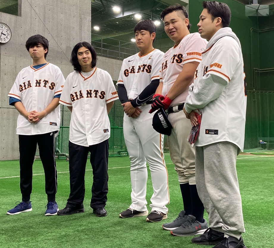 人気ユーチューバーグループ「フィッシャーズ」とコラボレーションした巨人岡本和（中央）（撮影・小早川宗一郎）