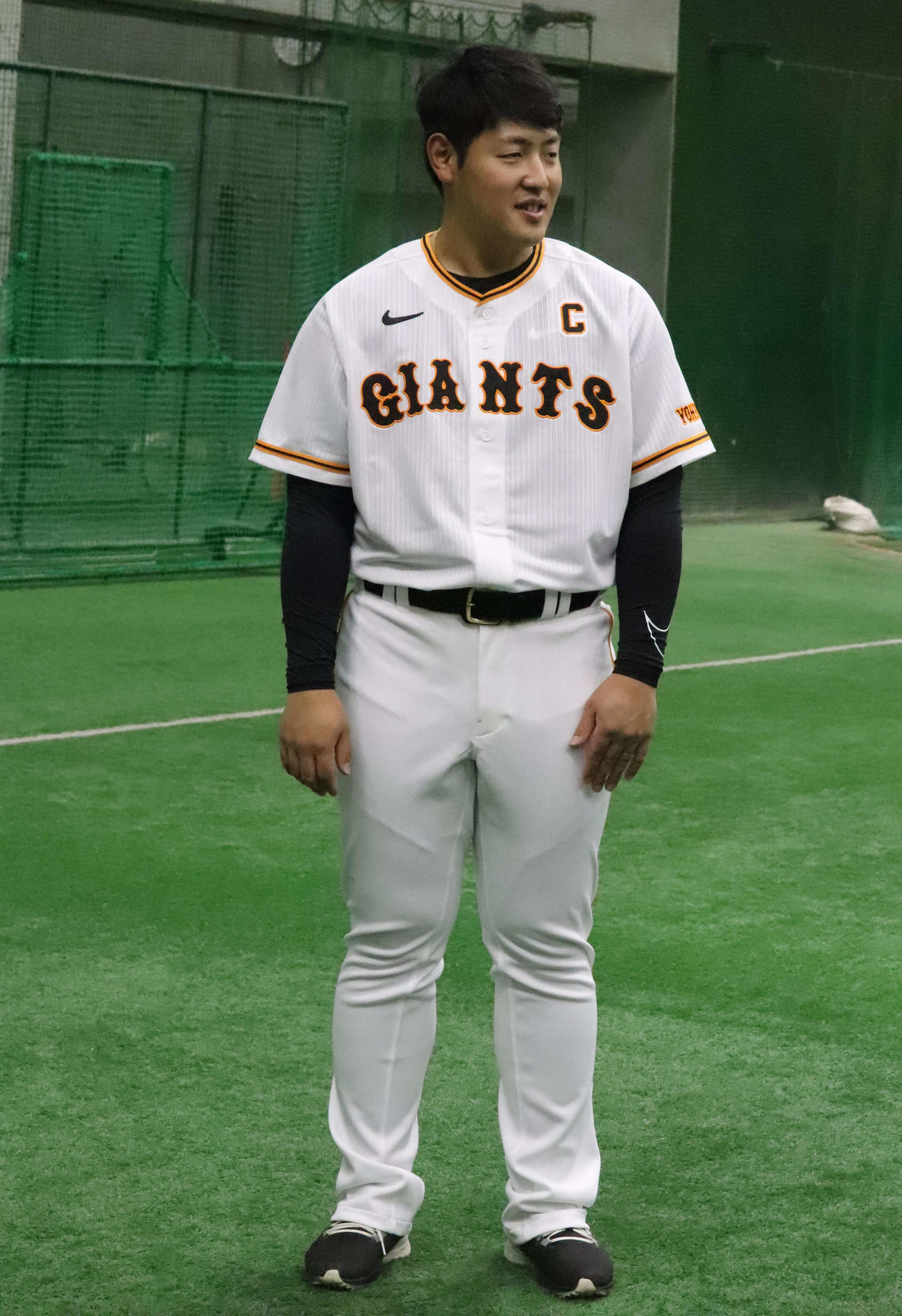 左胸にキャプテンマークが入った新ユニホームを着用する巨人岡本和（撮影・小早川宗一郎）