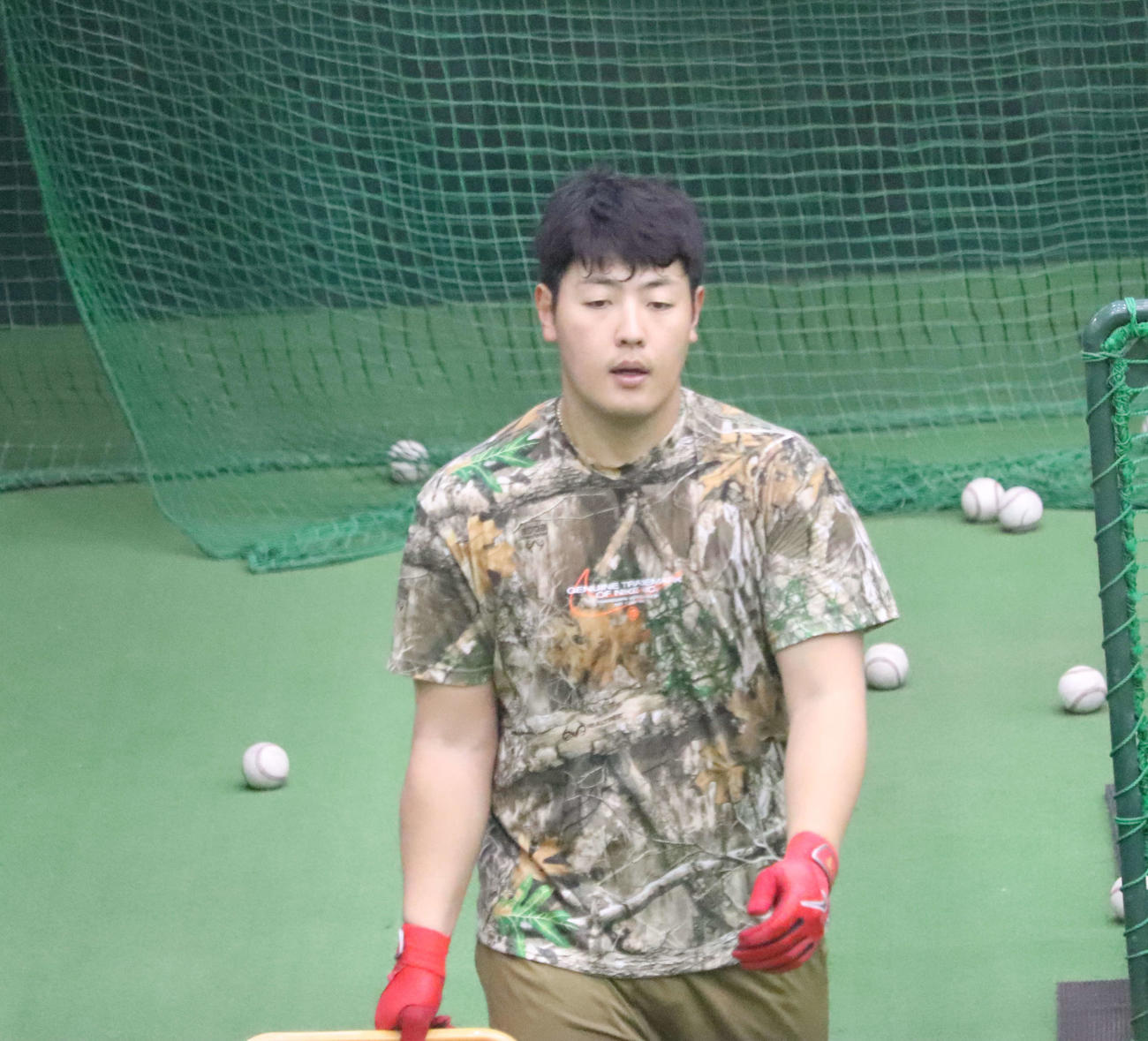 ジャイアンツ球場で自主トレを行う巨人岡本和（撮影・小早川宗一郎）