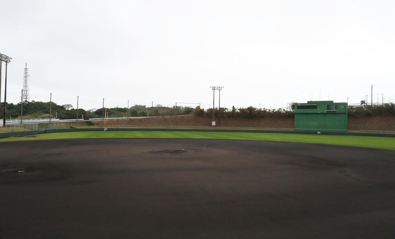 具志川野球場　一塁ベンチ上から（撮影・屋方直哉）