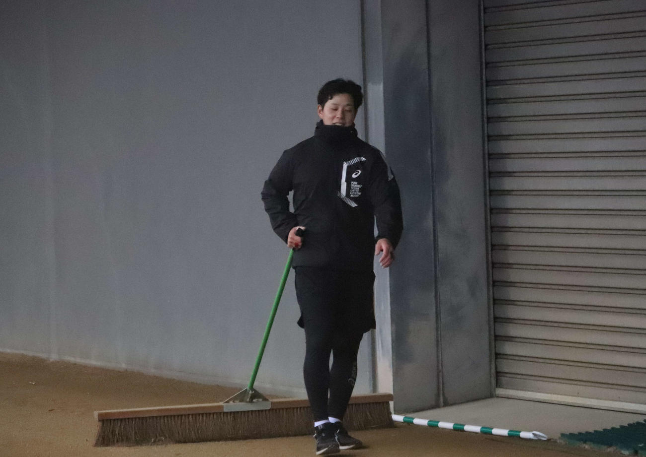 ジャイアンツ球場の走路を整備する巨人大江（撮影・小早川宗一郎）