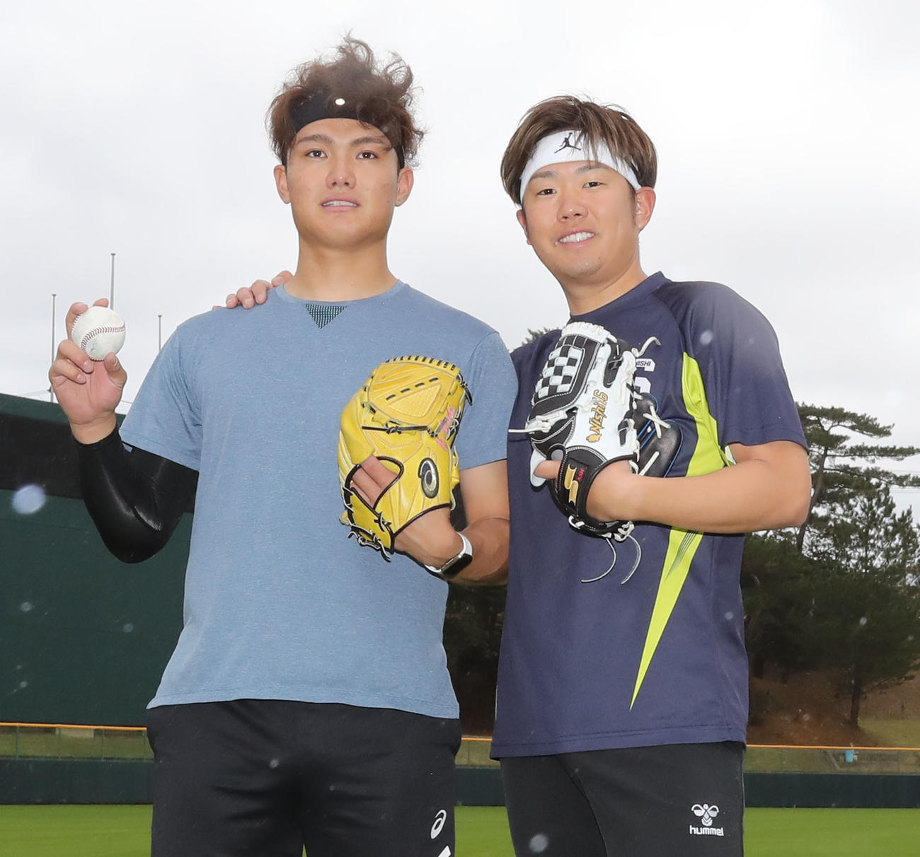 自主トレを公開し、記念撮影をする阪神西純矢（左）と西勇輝（撮影・屋方直哉）