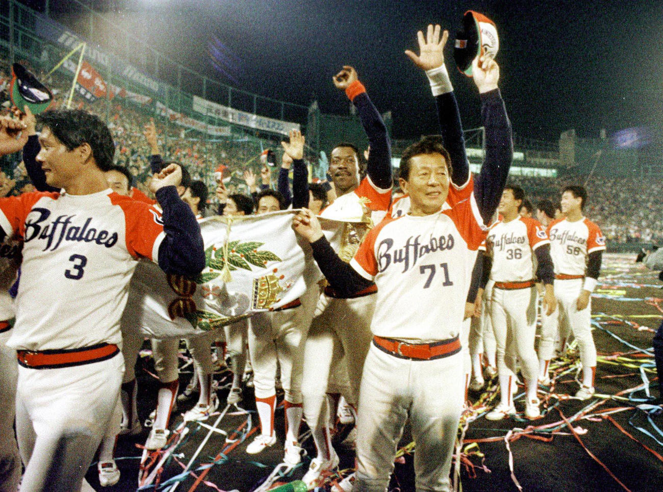 1989年10月14日、パ・リーグ優勝を果たし、仰木監督（右）を先頭にペナントを持ち場内を1周する近鉄ナイン