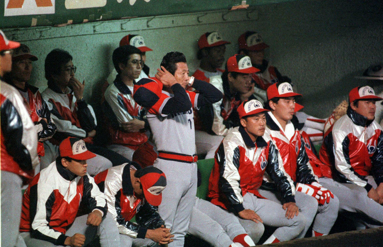 1988年10月19日、ロッテ対近鉄　ロッテと引き分けでリーグ優勝を逃し、ベンチで頭を抱える近鉄の仰木監督（中央）