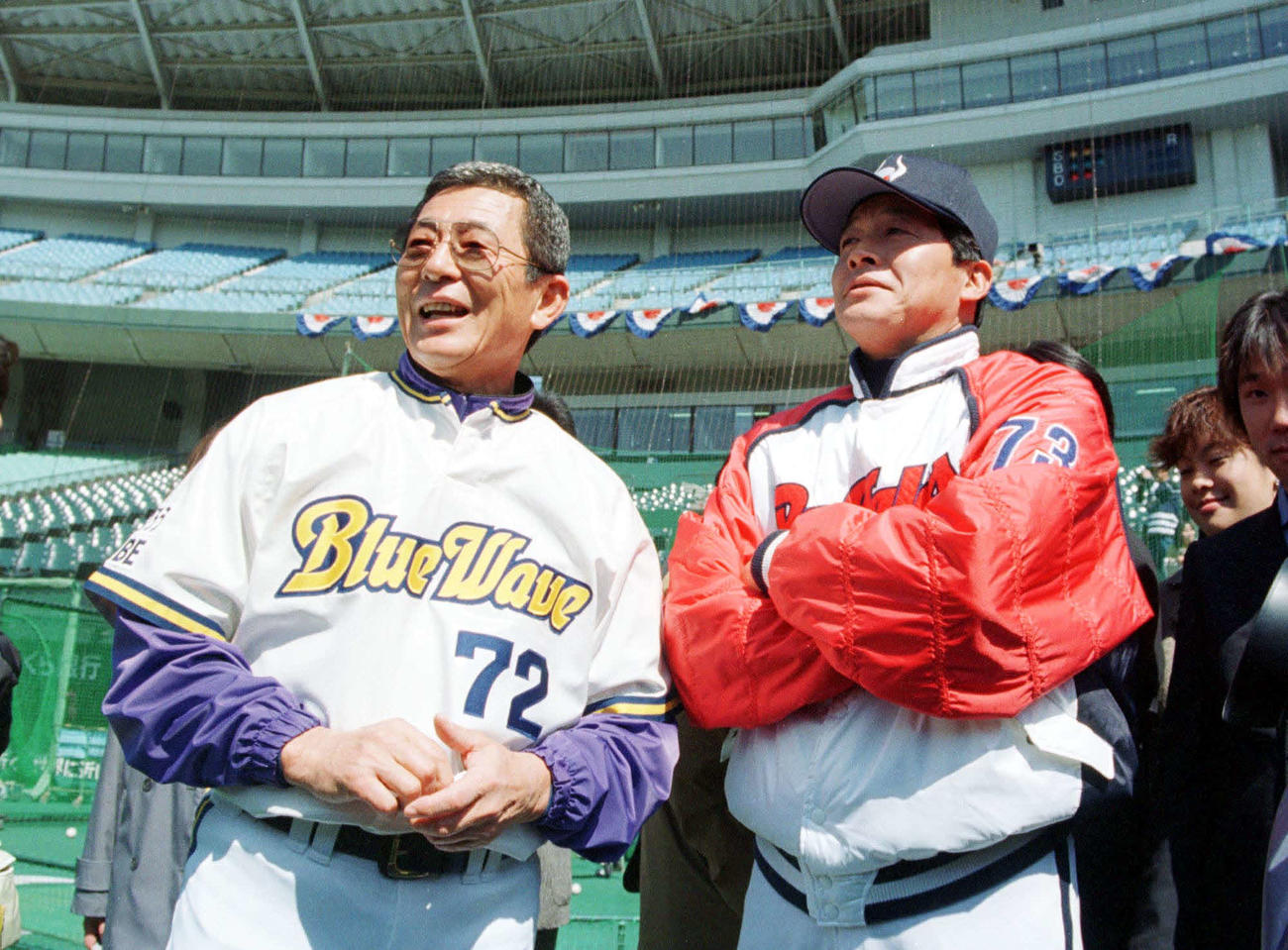 00年4月、オリックス対近鉄1回戦　開幕戦であいさつを交わすオリックス仰木監督（左）と近鉄梨田監督