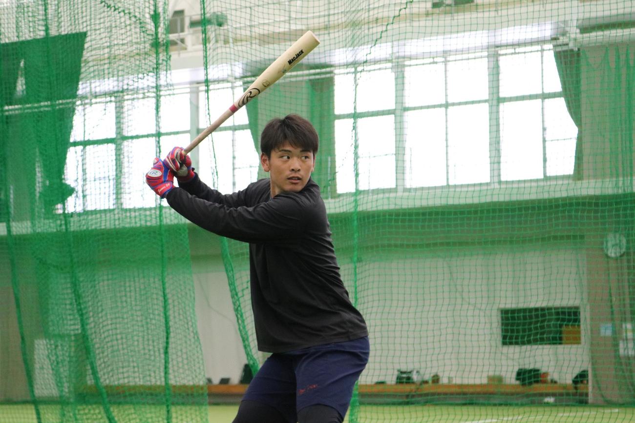 沖縄・伊江島で自主トレに励む日本ハム野村（球団提供）
