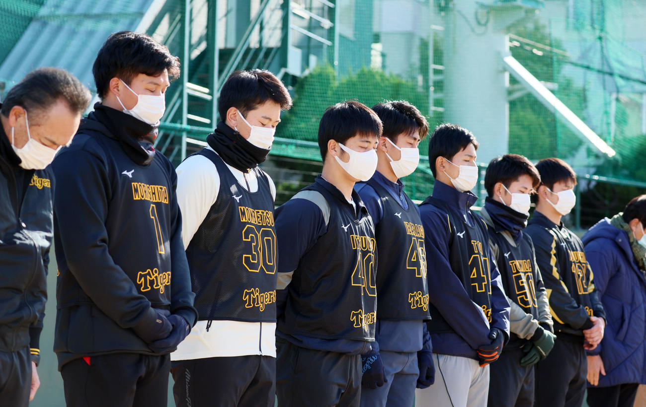 阪神・淡路大震災の犠牲者へ黙とうをささげる阪神の新人選手たち（撮影・加藤哉）
