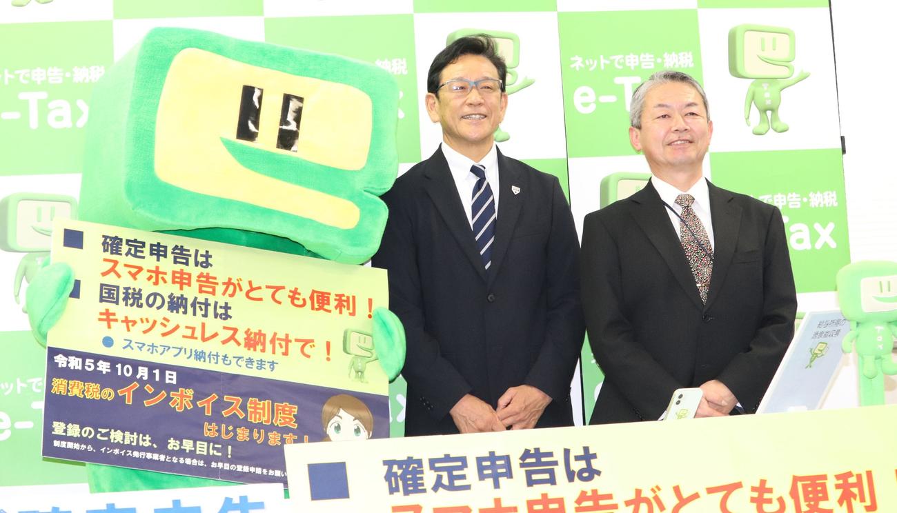 スマホによる確定申告体験を終えた侍ジャパン栗山監督（左）（撮影・古川真弥）