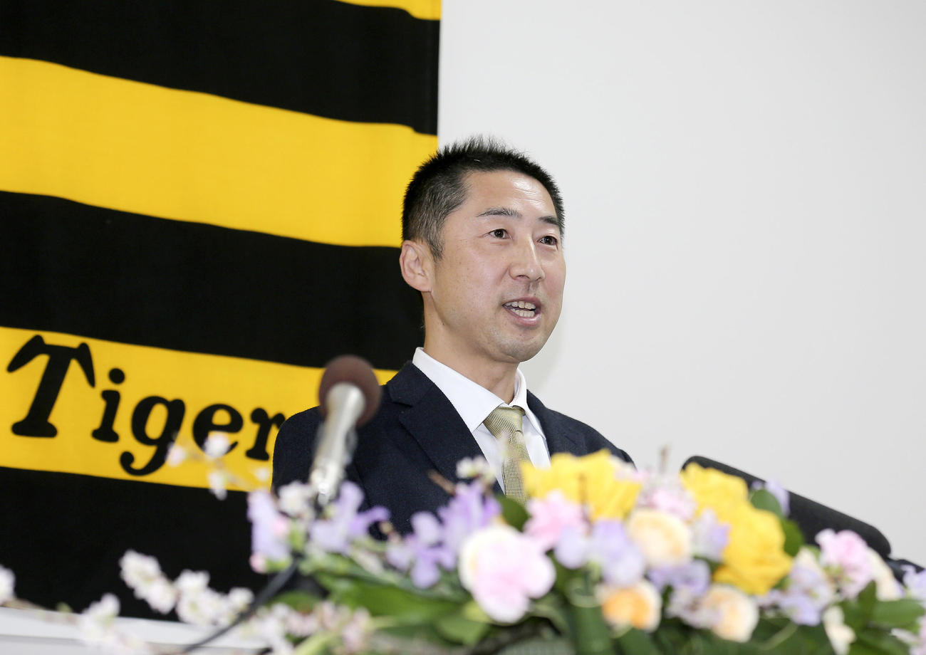 会見で話す今岡打撃コーチ（撮影・上山淳一）