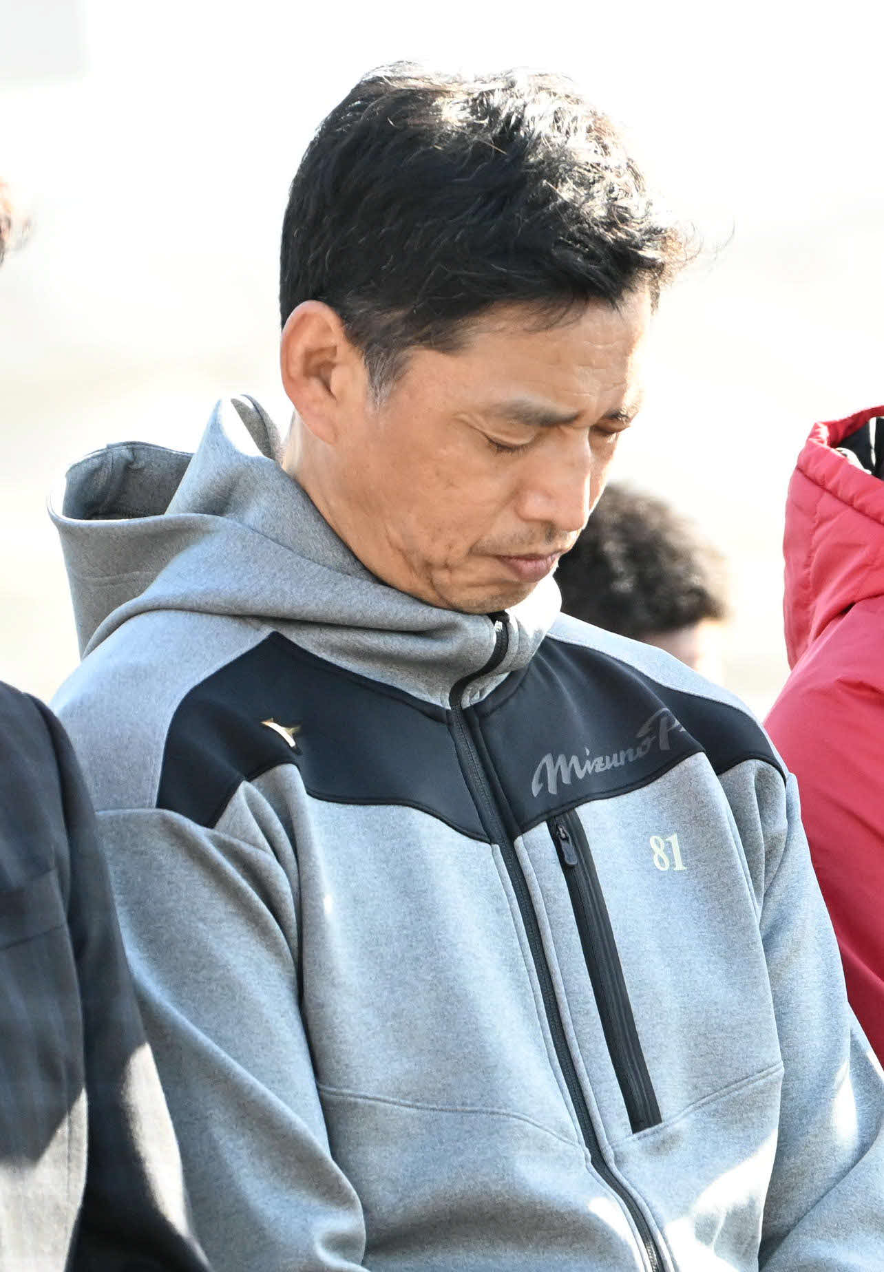 阪神淡路大震災の犠牲者に黙とうするオリックス田口コーチ（撮影・石井愛子）