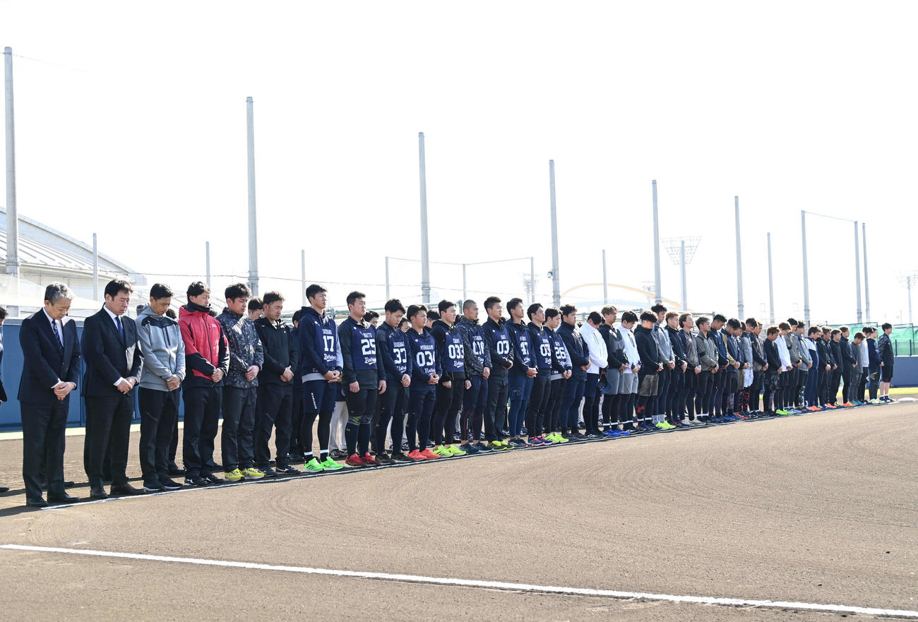 阪神淡路大震災の犠牲者に黙とうするオリックスナインと関係者たち（撮影・石井愛子）