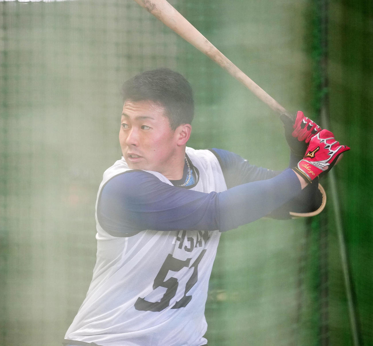 新人合同自主トレで左打席に立ち、打撃練習する巨人ドラフト1位の浅野（撮影・江口和貴）