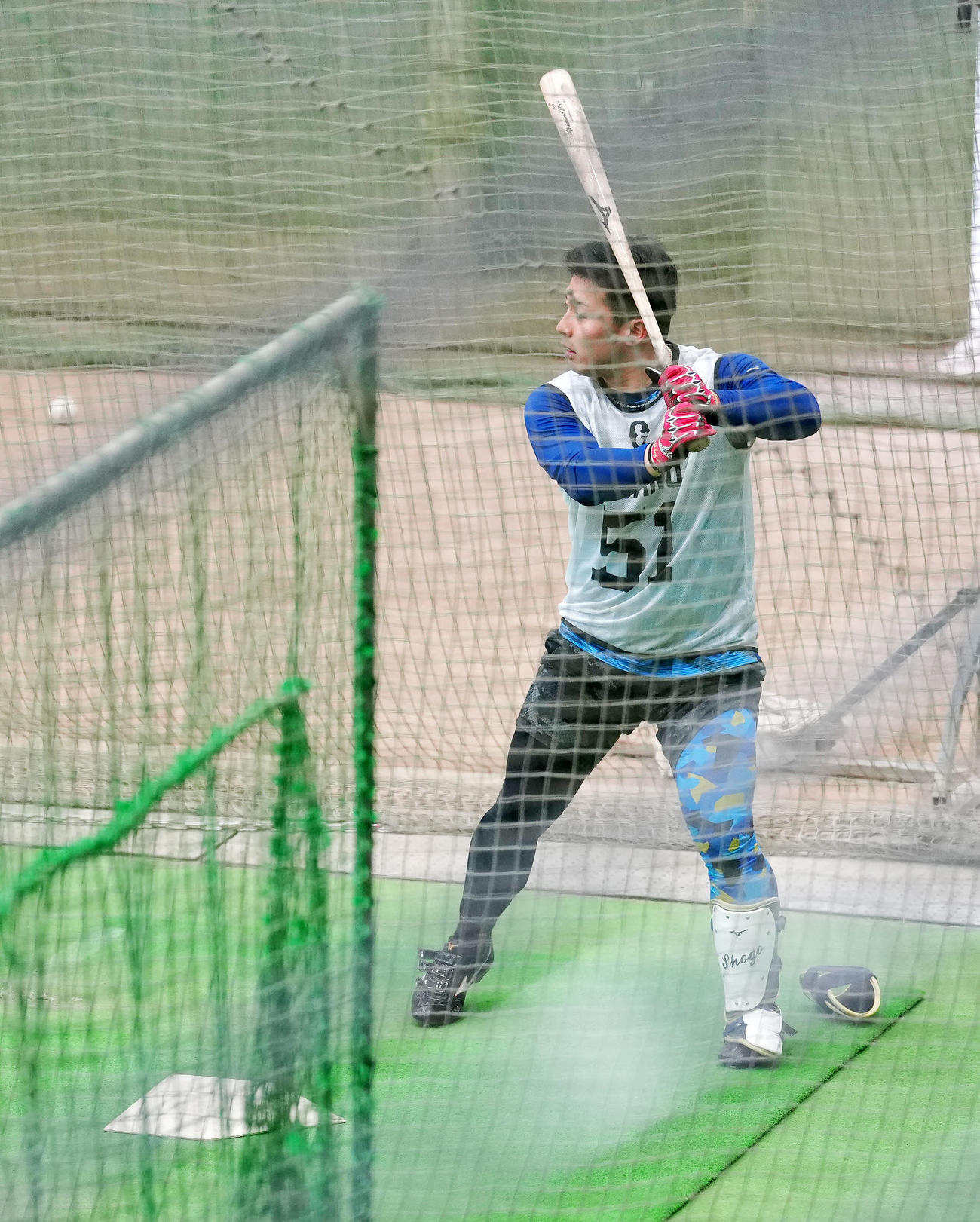 新人合同自主トレで左打席に立ち、打撃練習する巨人ドラフト1位の浅野（撮影・江口和貴）