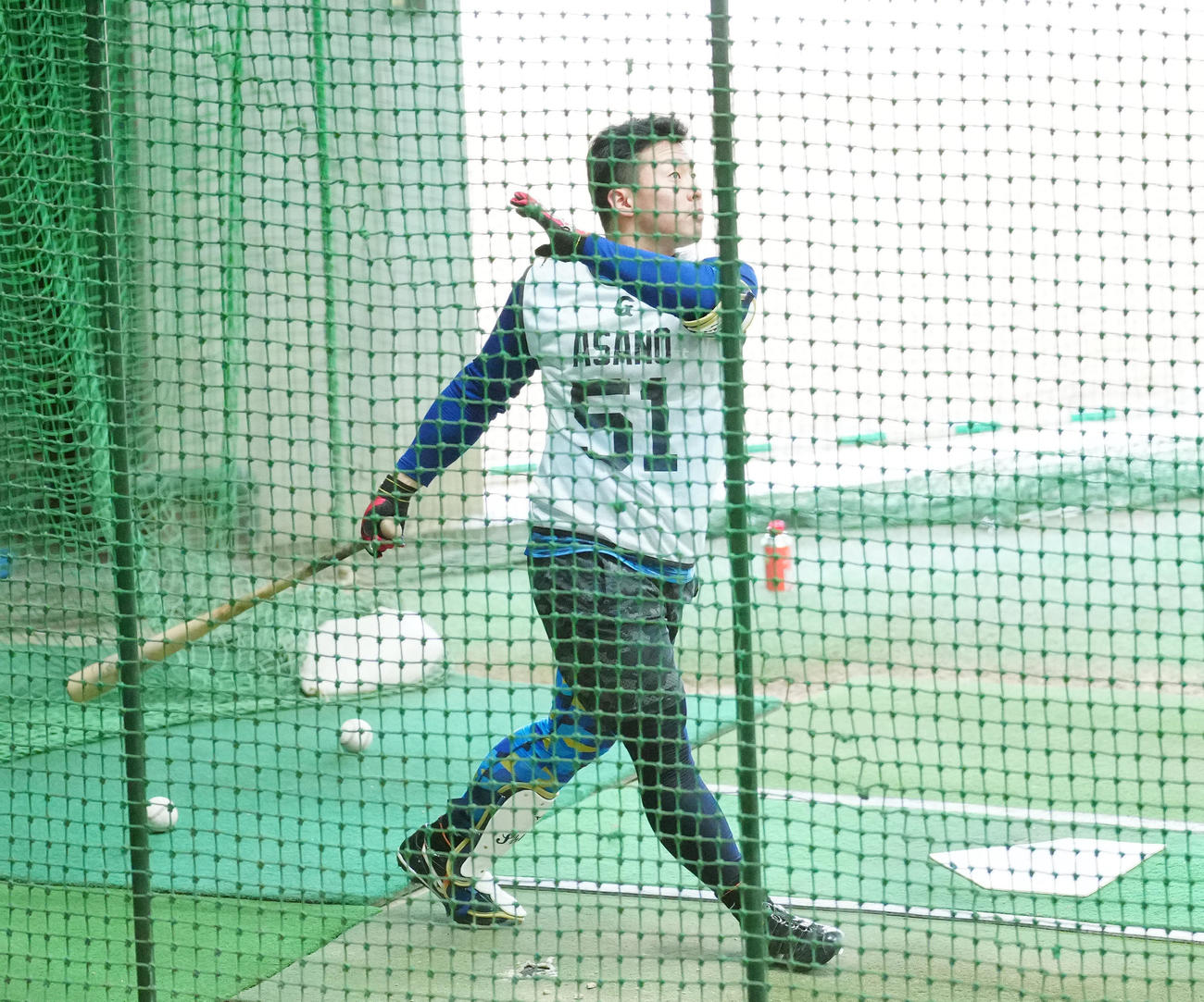 新人合同自主トレで左打席に立ち、打撃練習する巨人ドラフト1位の浅野（撮影・江口和貴）