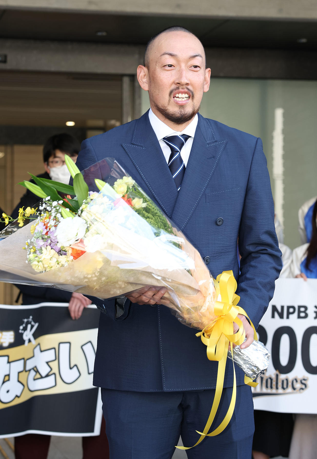 花束を手にあいさつする母校、京産大を訪問したオリックス平野佳（撮影・白石智彦）