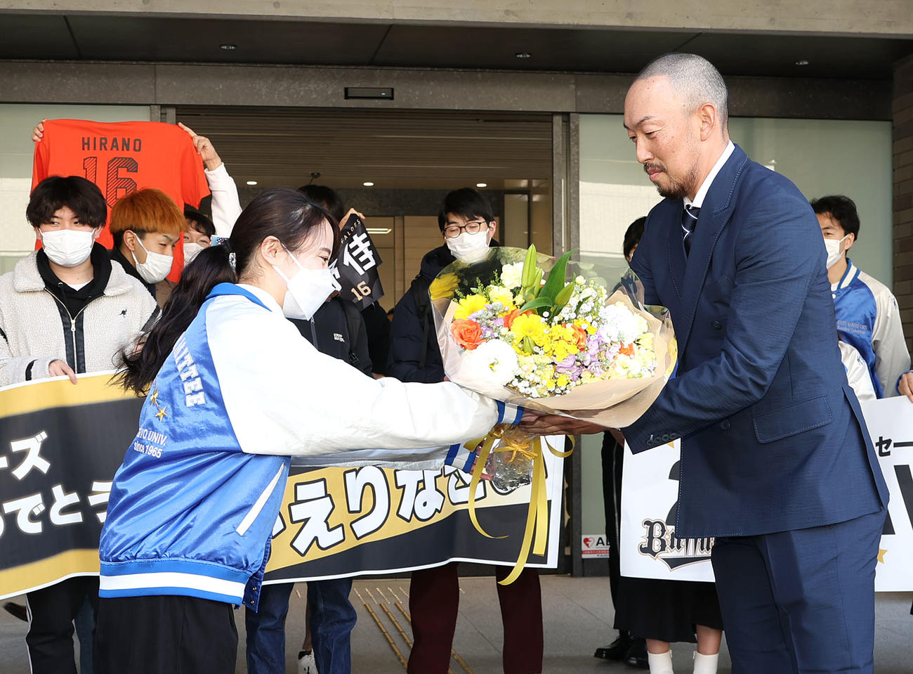 花束を手にあいさつする母校、京産大を訪問したオリックス平野佳（撮影・白石智彦）