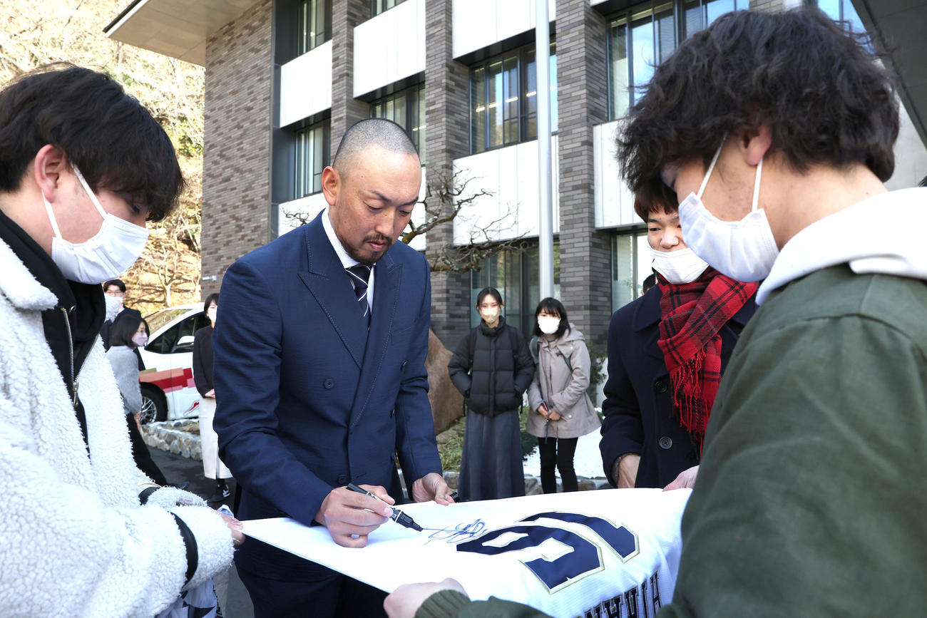 学生が持参したユニホームにサインするオリックス平野佳寿（中央）（撮影・白石智彦）