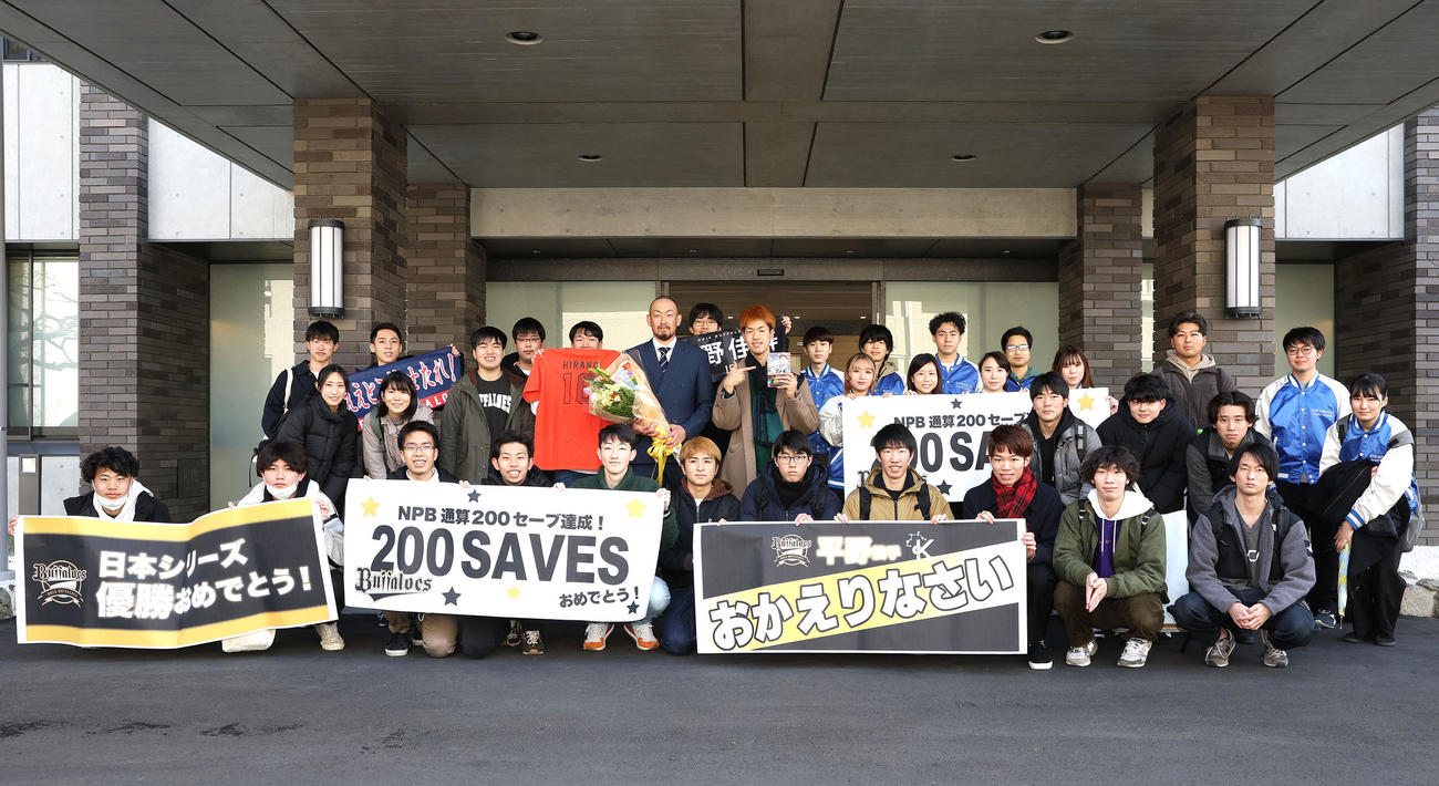 京産大の学生たちと記念撮影に納まる母校を訪問したオリックス平野佳（後列中央）（撮影・白石智彦）