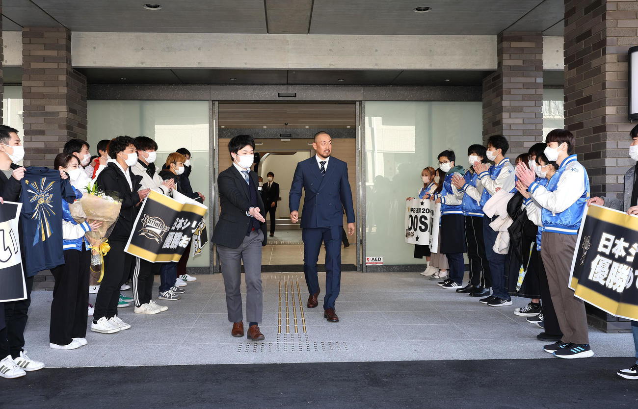 京産大の学生たちの歓迎を受ける母校を訪問したオリックス平野佳（撮影・白石智彦）