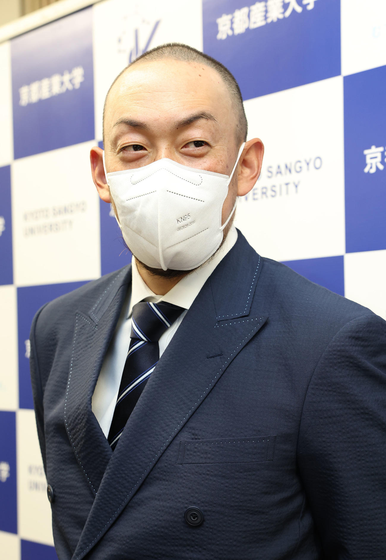 母校、京都産業大学を訪問し囲み取材を受けるオリックス平野佳（撮影・白石智彦）