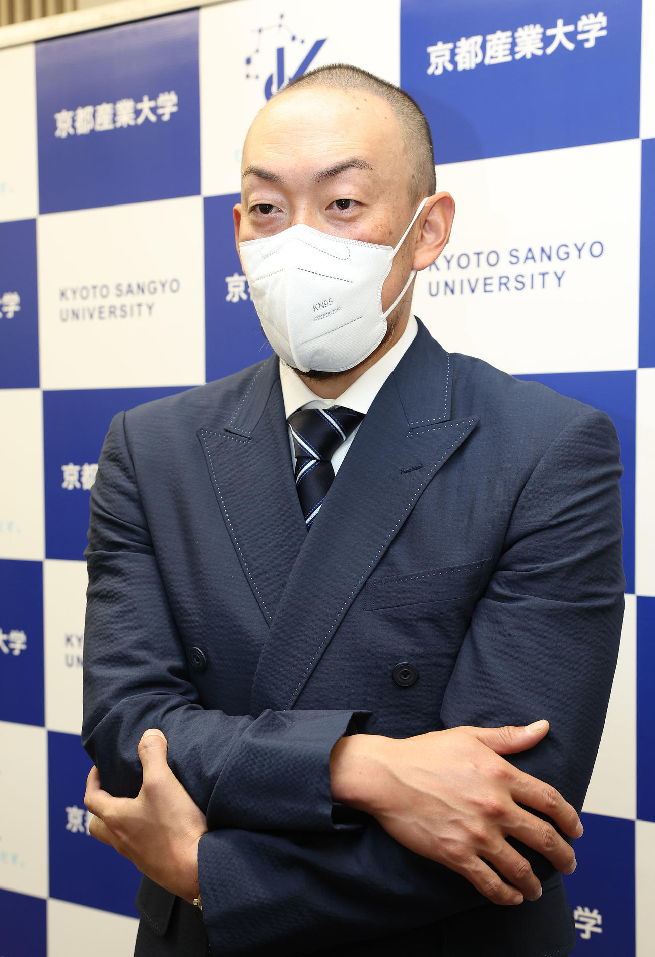 母校、京都産業大学を訪問し囲み取材を受けるオリックス平野佳（撮影・白石智彦）