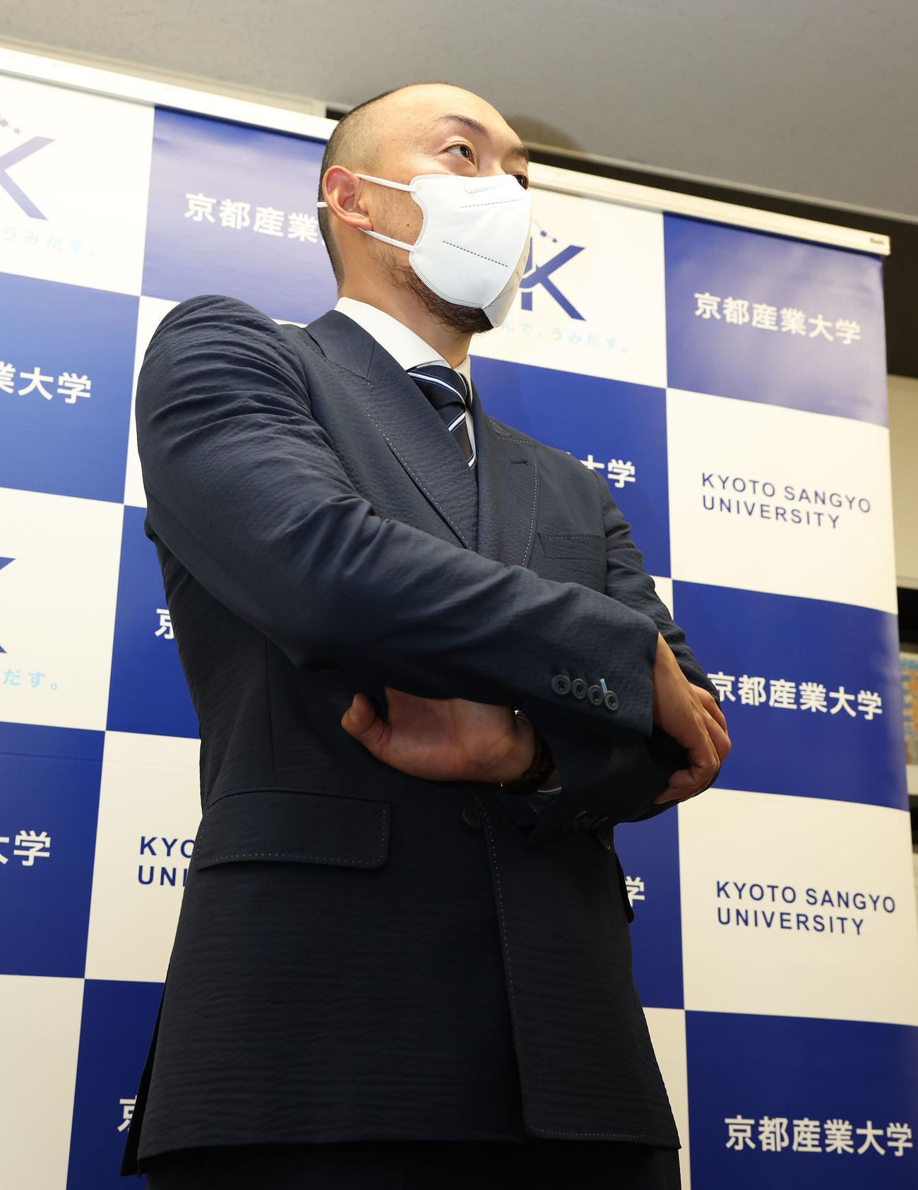 母校、京都産業大学を訪問し囲み取材を受けるオリックス平野佳（撮影・白石智彦）