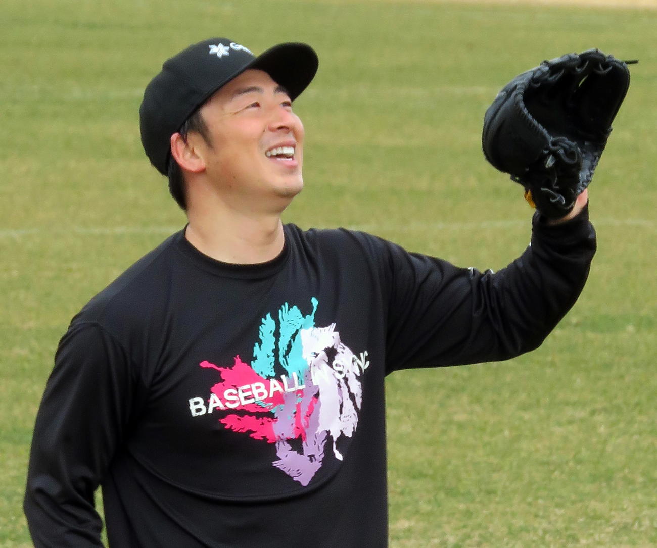 キャッチボール中に笑顔を見せるロッテ美馬（撮影・鎌田直秀）