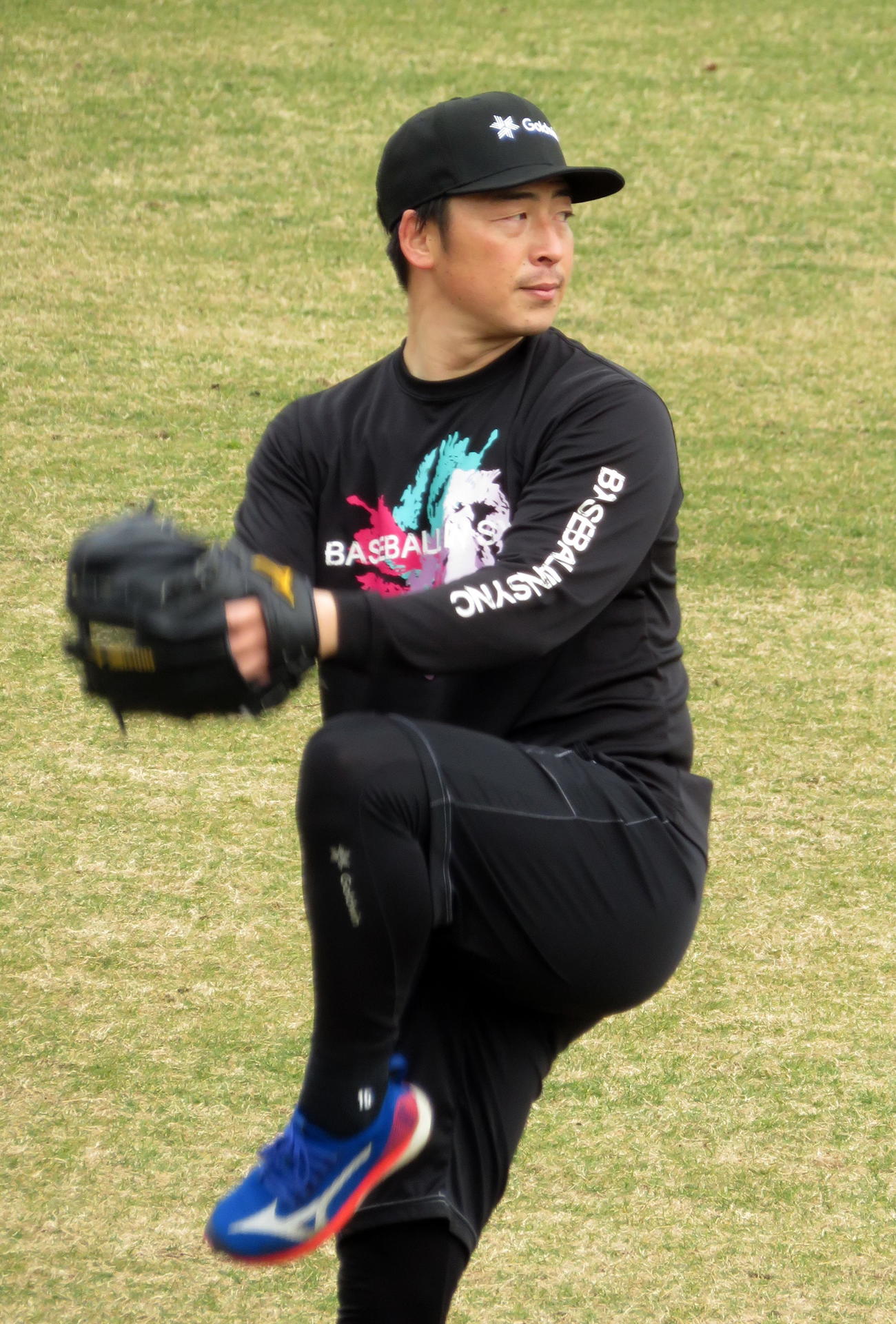 キャッチボールを行うロッテ美馬（撮影・鎌田直秀）