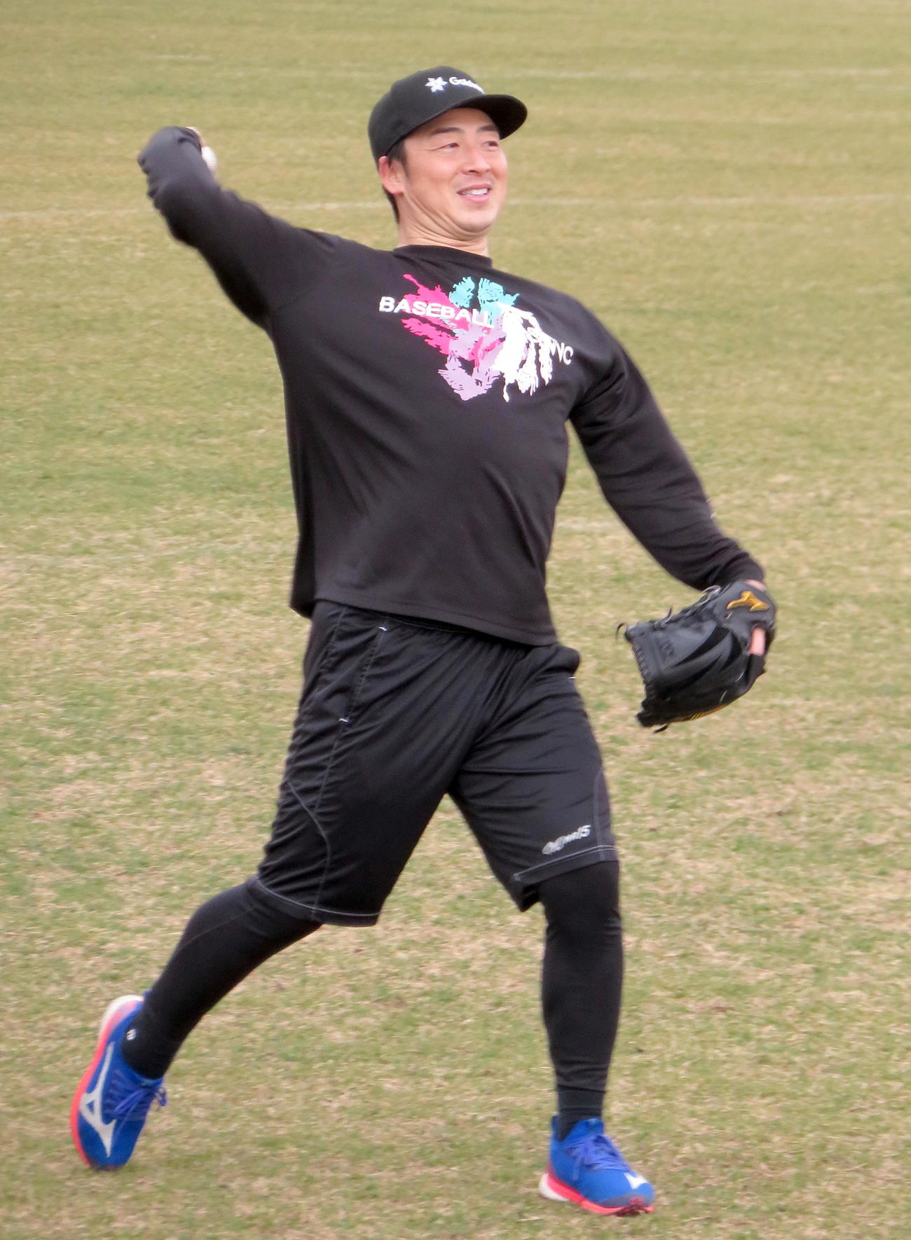キャッチボールを行うロッテ美馬（撮影・鎌田直秀）
