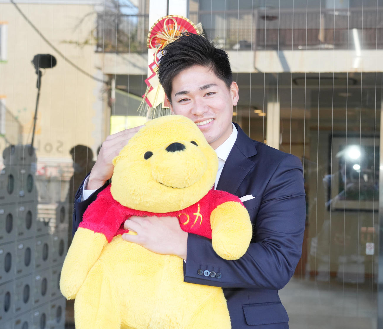 お気に入りのプーさんのぬいぐるみを持参して、入寮するドラフト5位のヤクルト北村（2023年1月7日）