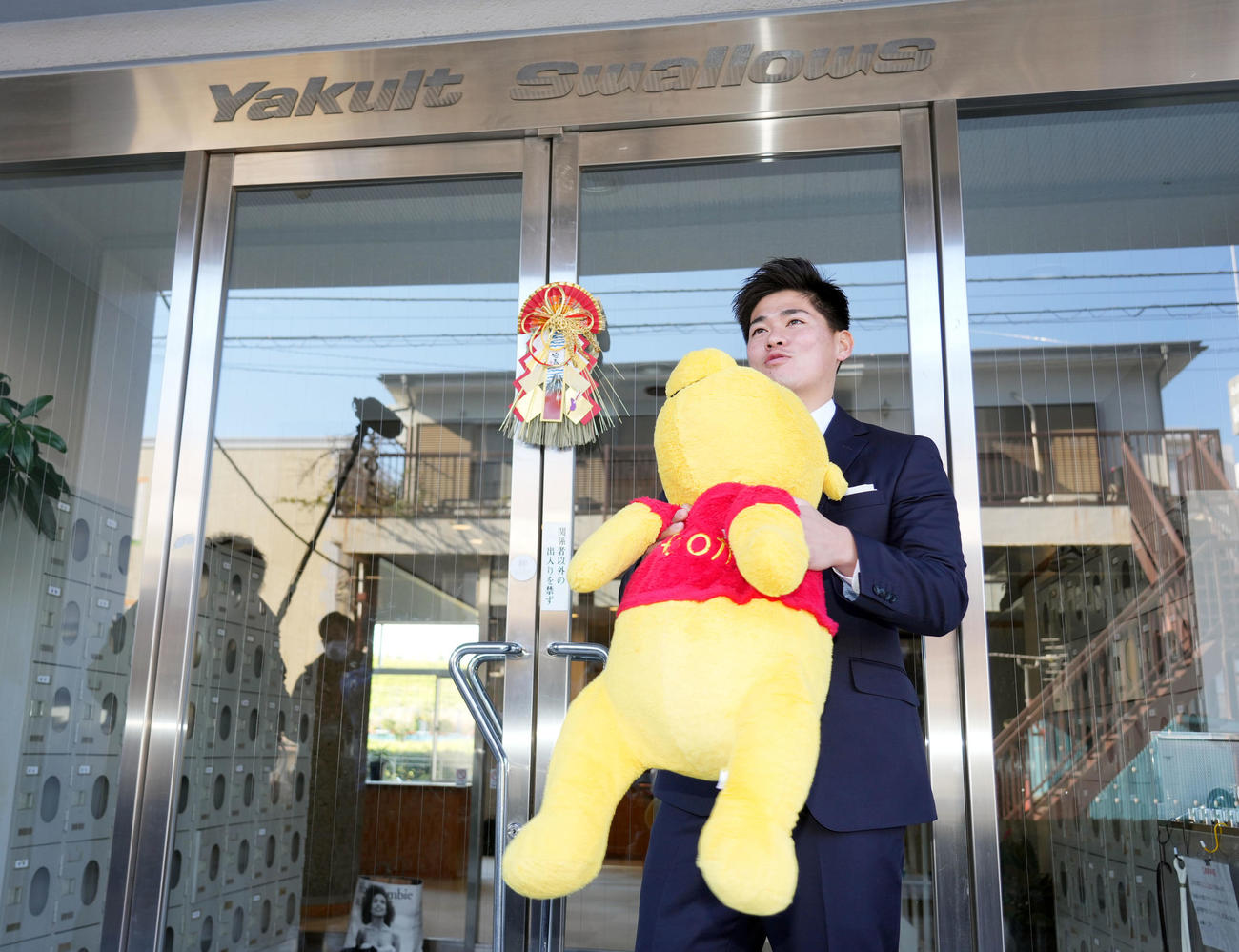 お気に入りのプーさんのぬいぐるみを持参して、入寮するドラフト5位のヤクルト北村（2023年1月7日）