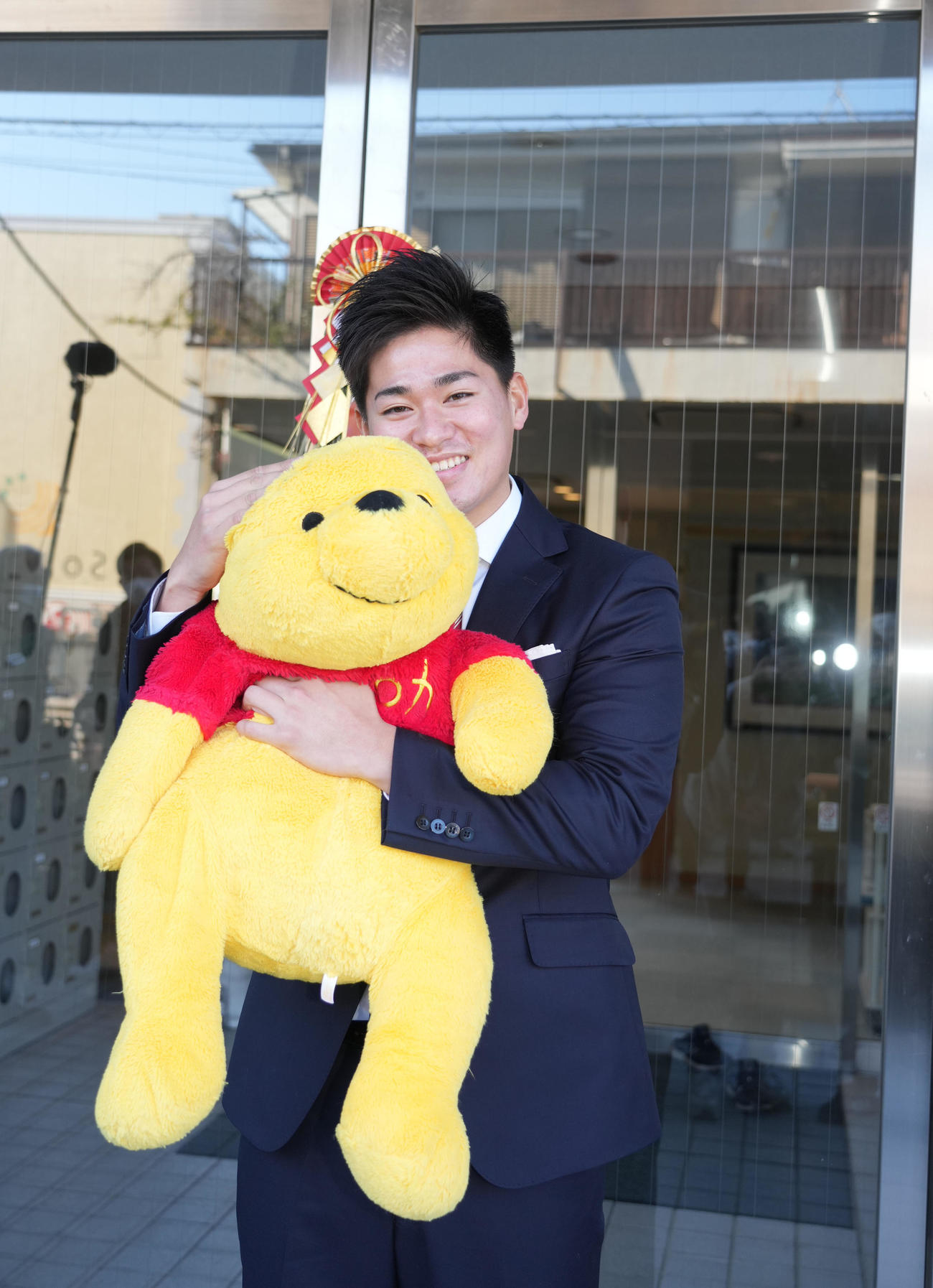 お気に入りのプーさんのぬいぐるみを持参して、入寮するドラフト5位のヤクルト北村（2023年1月7日）