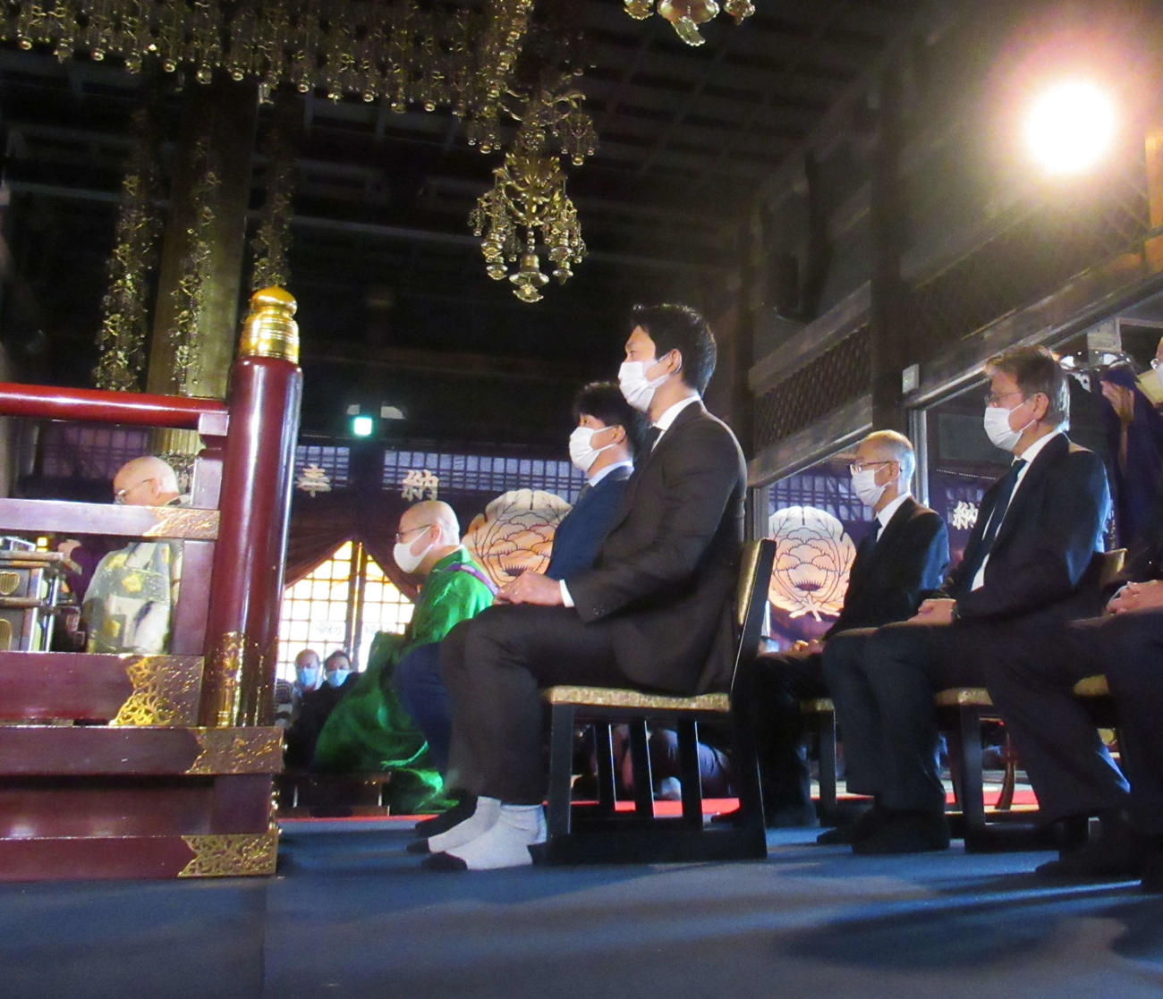 必勝祈願に訪れた中日柳（中央奥）藤嶋（中央手前）（撮影・伊東大介）