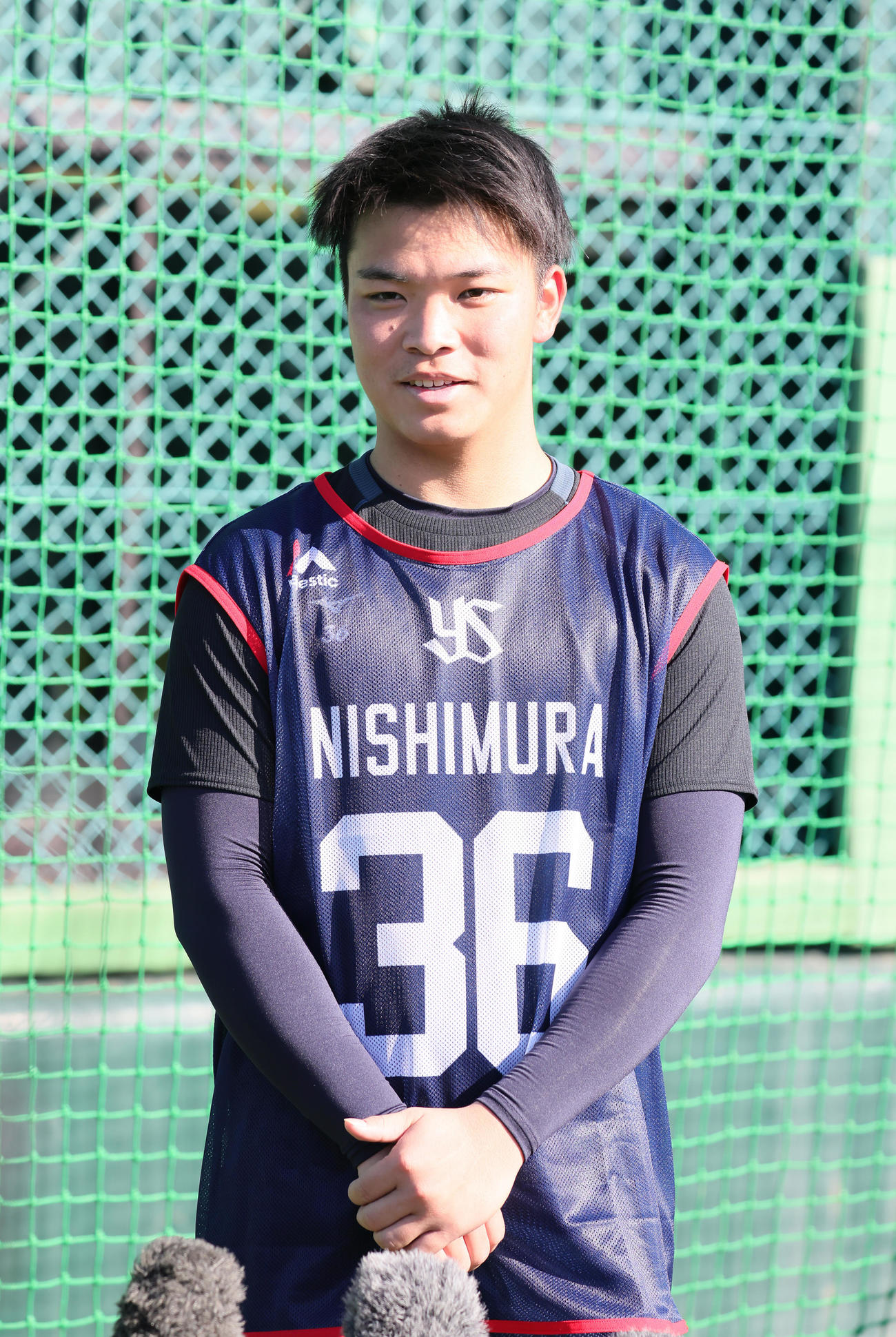 ヤクルト新人合同自主トレを終え、取材に応じるドラフト2位西村瑠伊斗（2023年1月9日撮影）