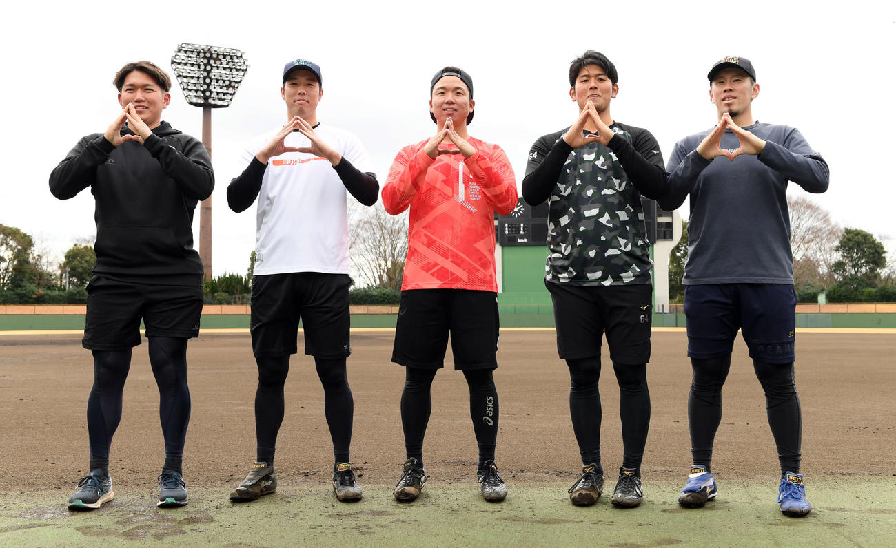 自主トレを公開し参加メンバーと記念撮影に納まる阪神青柳（左から2人目）。左からロッテ広畑、1人おいて阪神村上、同じく岡留、日本ハム西村（撮影・たえ見朱実）