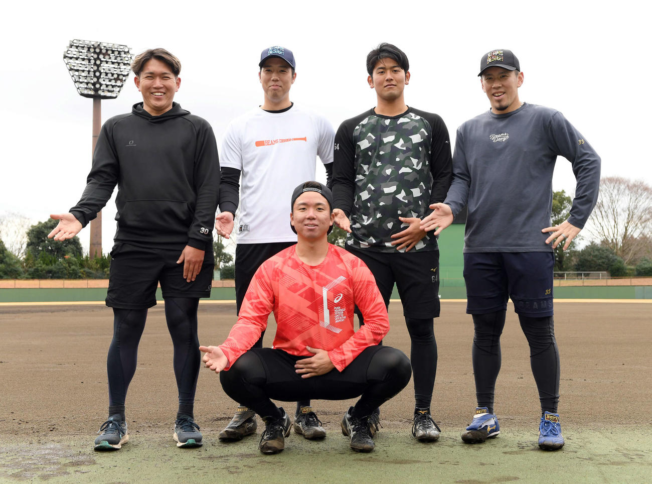 自主トレを公開し参加メンバーと記念撮影に納まる阪神青柳（左から2人目）。前列は阪神村上。後列左からロッテ広畑、1人おいて阪神岡留、日本ハム西村（撮影・たえ見朱実）