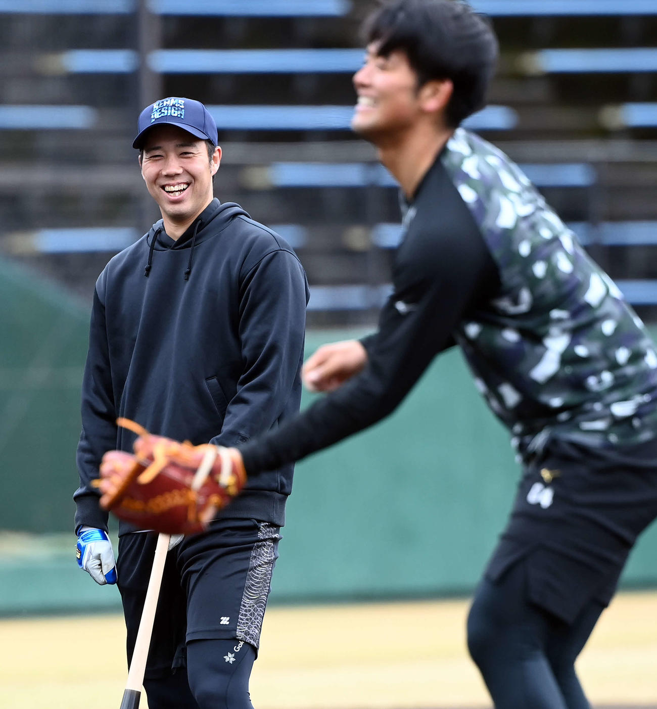 自主トレを公開し笑顔を見せる阪神青柳。右は岡留（撮影・たえ見朱実）
