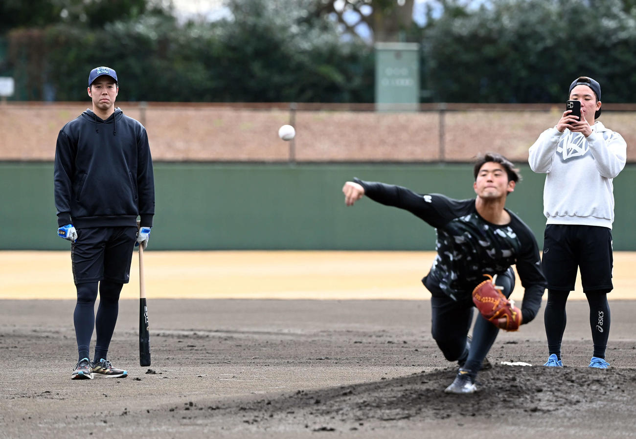 阪神岡留の投球を見る青柳（左）と村上（撮影・たえ見朱実）