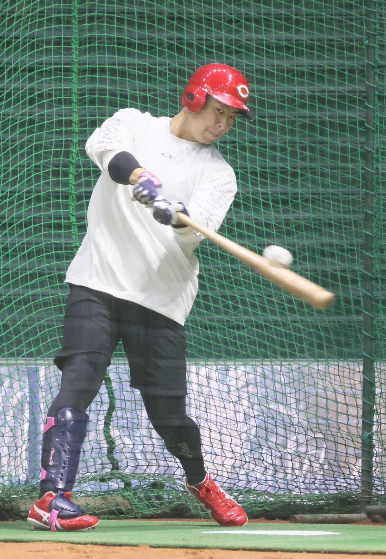 広島自主トレ　打撃練習をする野間（撮影・加藤孝規）