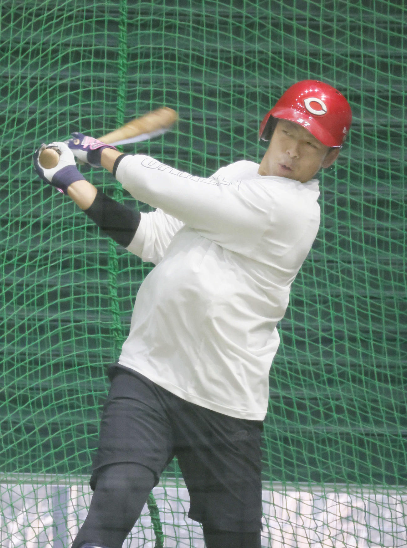 広島自主トレ　打撃練習をする野間（撮影・加藤孝規）