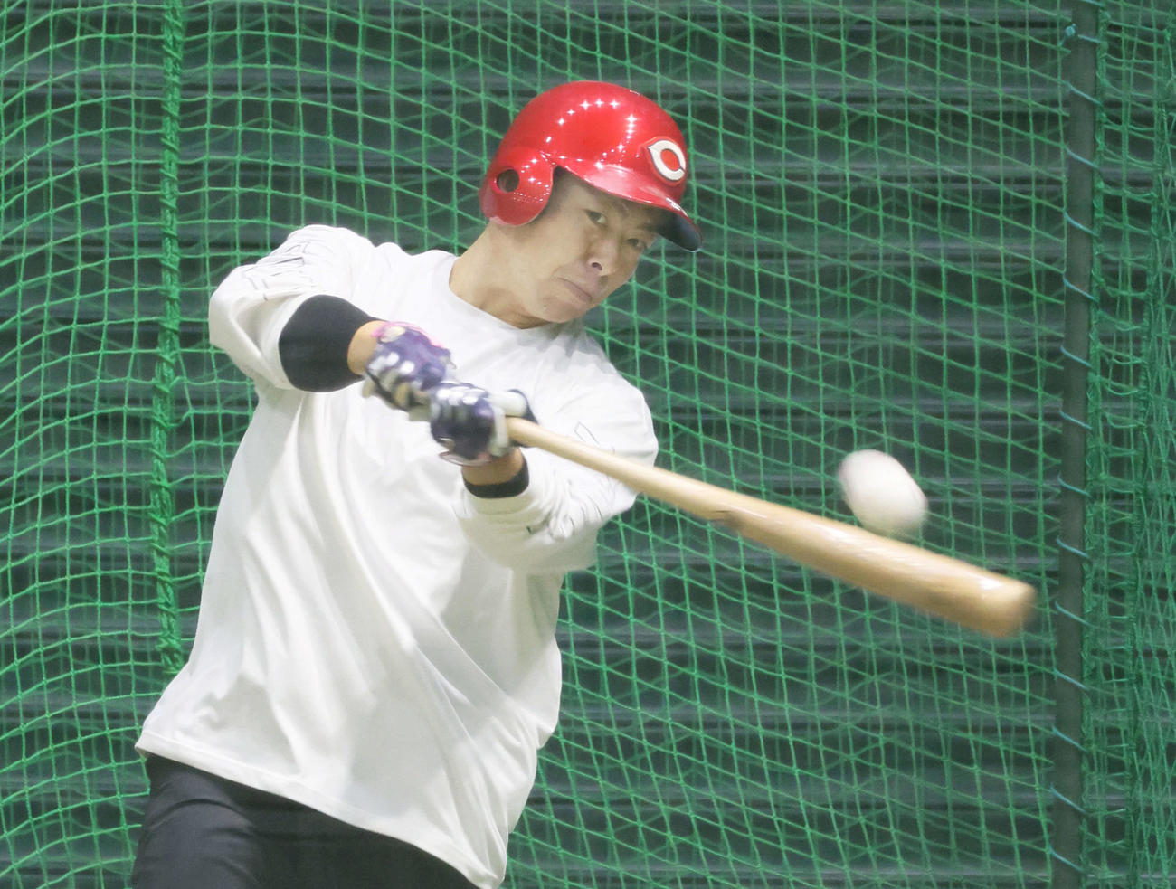 広島自主トレ　打撃練習をする野間（撮影・加藤孝規）