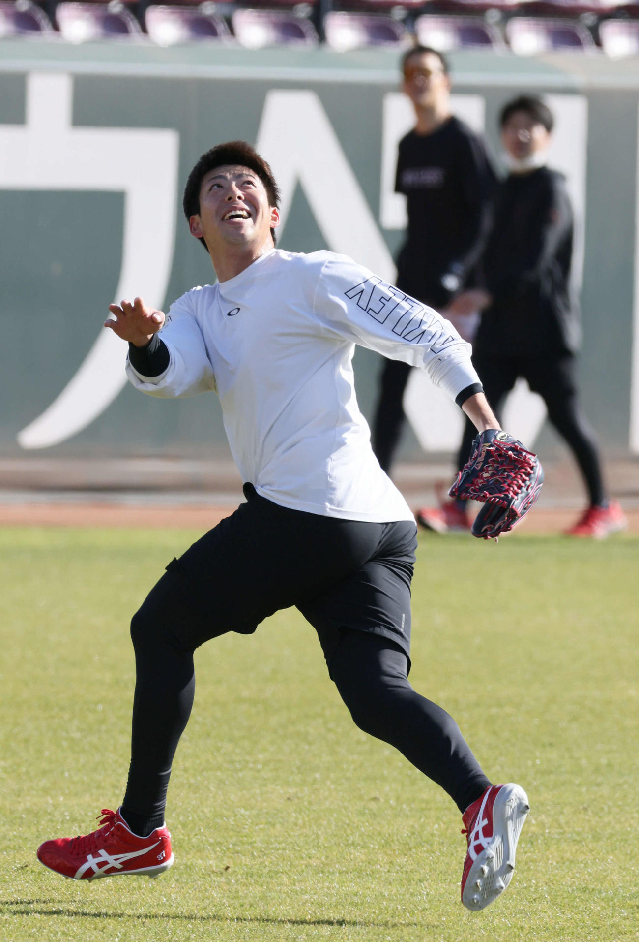 広島自主トレ　ノックを受ける野間（撮影・加藤孝規）