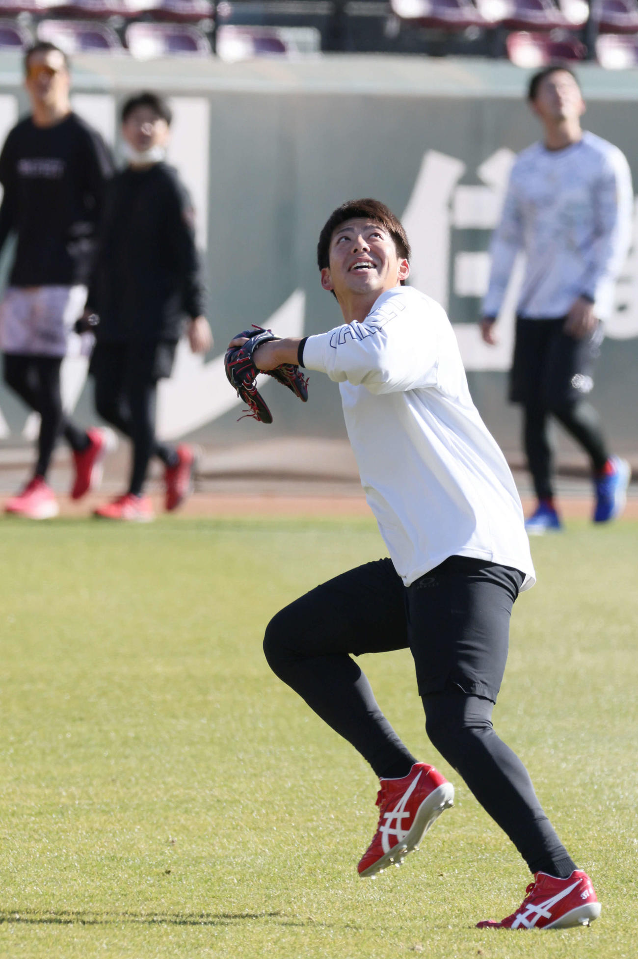 広島自主トレ　ノックを受ける野間（撮影・加藤孝規）